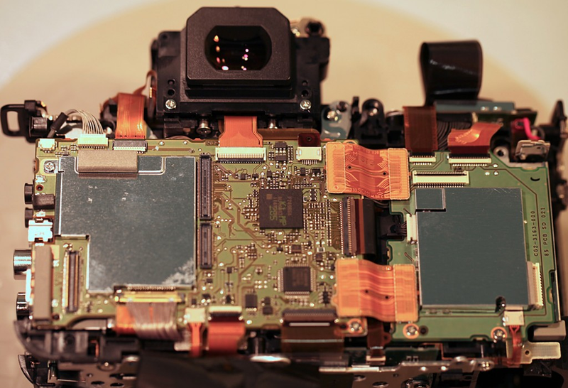 Illustration for article titled Canon 5D Mark III Partial Teardown: Don't Try This At Home